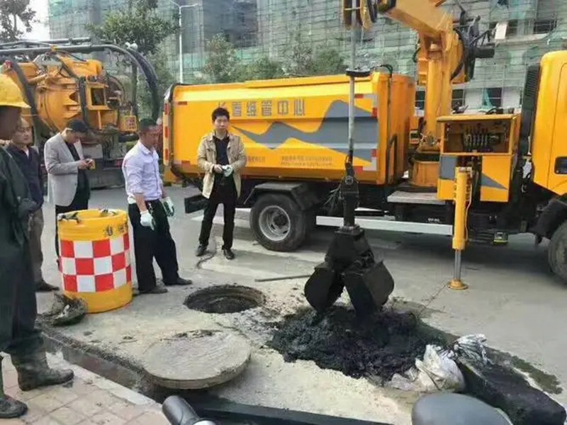 融安街道：网格员化身“清道夫”，为民解忧疏通“堵心”化粪池
