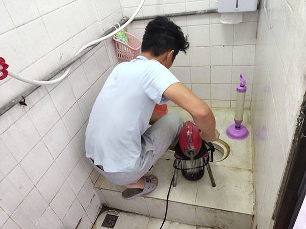 融安管道堵塞冒臭气 专业师傅现场解决问题